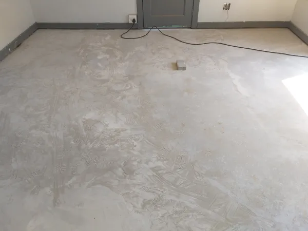 Self-level screed for SPC Flooring